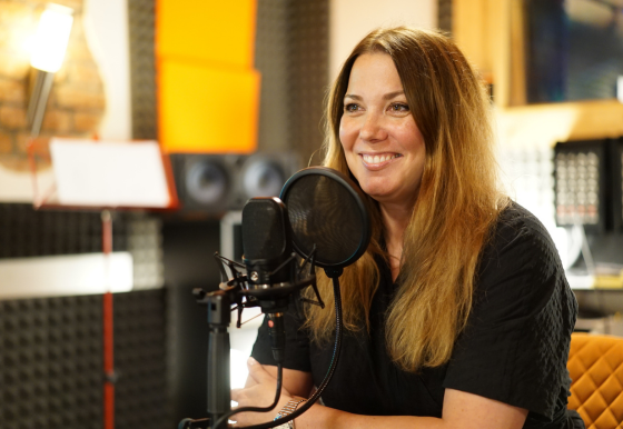 Marta Fabiánová, Managing Director TCC online natáča podcast v štúdiu.