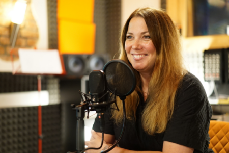 Marta Fabiánová, Managing Director TCC online natáča podcast v štúdiu.